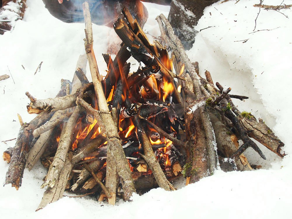 Как развести костер без спичек зимой.jpg