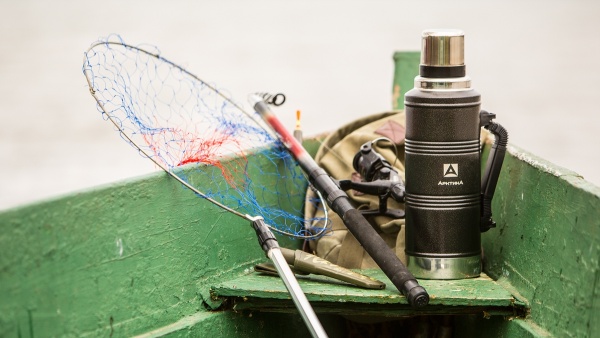 Термоc классический 2,2 л с узким горлом  termos_bytovoy_vakuumnyy_dlya_napitkov_tm_arktika_2200_ml_art_106_2200r_chernyy