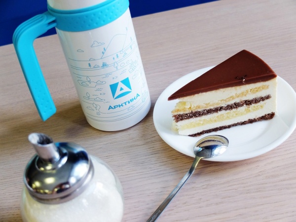 termos_kruzhka_vakuumnaya_avtomobilnaya_tm_arktika_500_ml_412_500_belaya