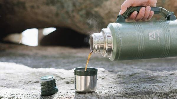 Термоc классический 2,2 л с узким горлом  termos_bytovoy_vakuumnyy_dlya_napitkov_tm_arktika_2200ml_art_106_2200r_zelenyy